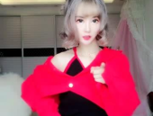 戴耳麦的红衣小姐姐,时尚小姐姐的潮流风采