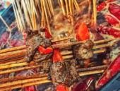 小姐姐吃麻辣烫串串视频,小姐姐挑战美食极限，味蕾狂欢现场