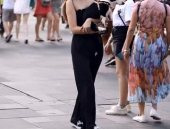 街头小姐姐踢腿视频,惊艳一幕引众人围观