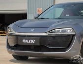 网红坐跑车,尽显奢华风采